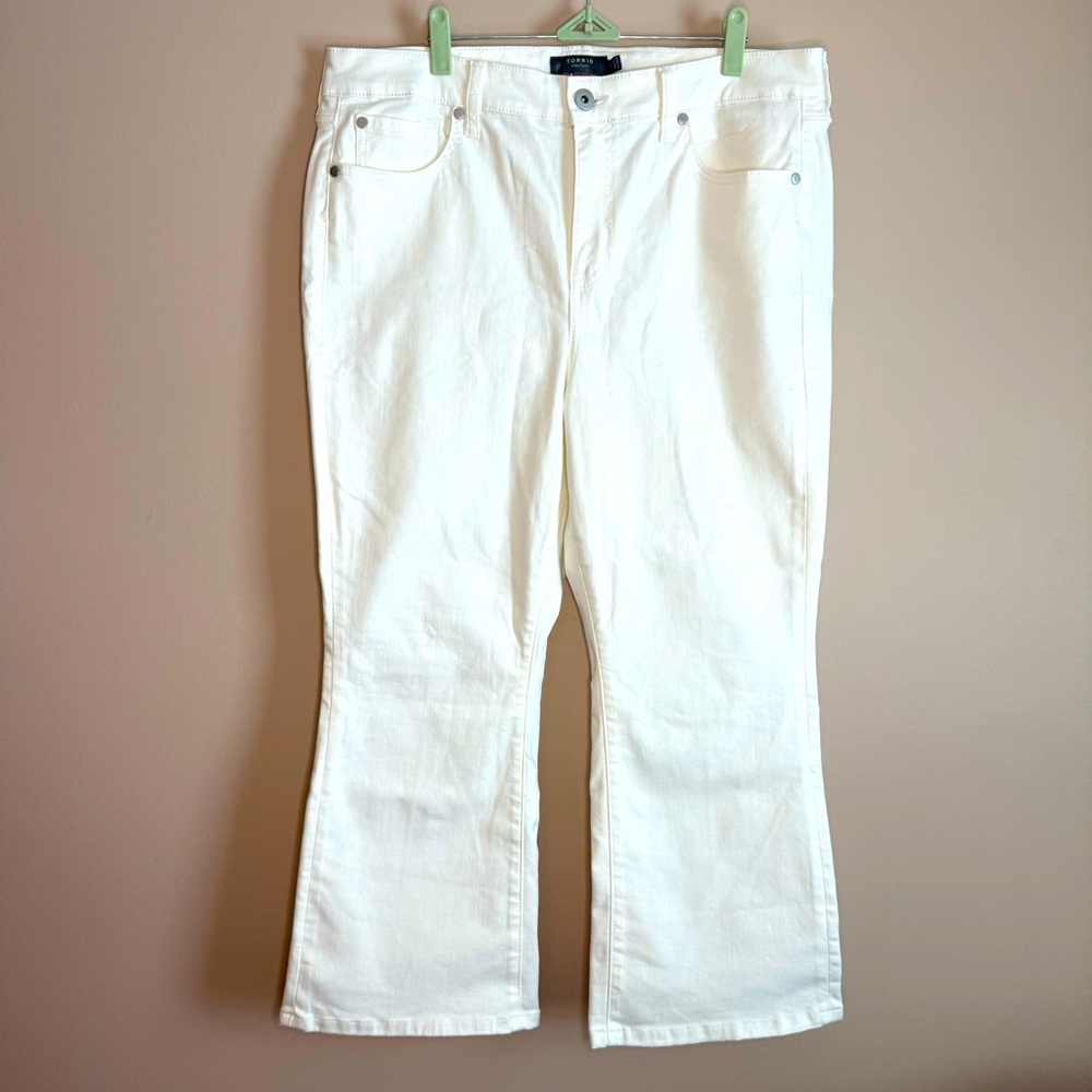 TORRID Womens White Super Soft High-Rise Crop Flared Leg SZ/16 NWOT